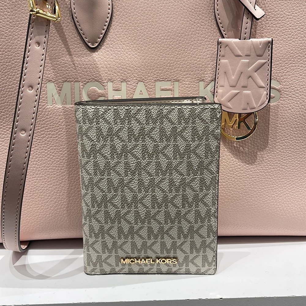Michael Kors Jet Set Travel Passport Wallet
Light Cream Signature/Golden- NWT - Picture 12 of 16